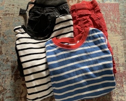 4 delat paket med två randiga tröjor i vitt, blått, rött och svart samt två byxor i rött resp svart från Kaxs stl 98, 98/104 & 104