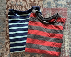 En mörkgrå- och rödrandig och en mörkblå- och ljusblårandig tröja från HM stl 98/104
