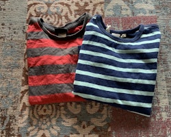 En mörkgrå- och rödrandig och en mörkblå- och ljusblårandig tröja från HM stl 98/104