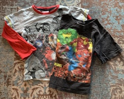 En långärmad tröja med Marvel Avengers och en kortärmad med Marvel Heroes från Marvel stl 98/104 & 104