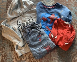 4 delat Spindelmannen paket med ett par jeans, två collegetröjor varav en med dragkedja och en tröja 98, 98/104 & 104