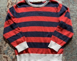 Mörkblå, röd och ljusgrå stickad randig tröja från HM stl 98/104