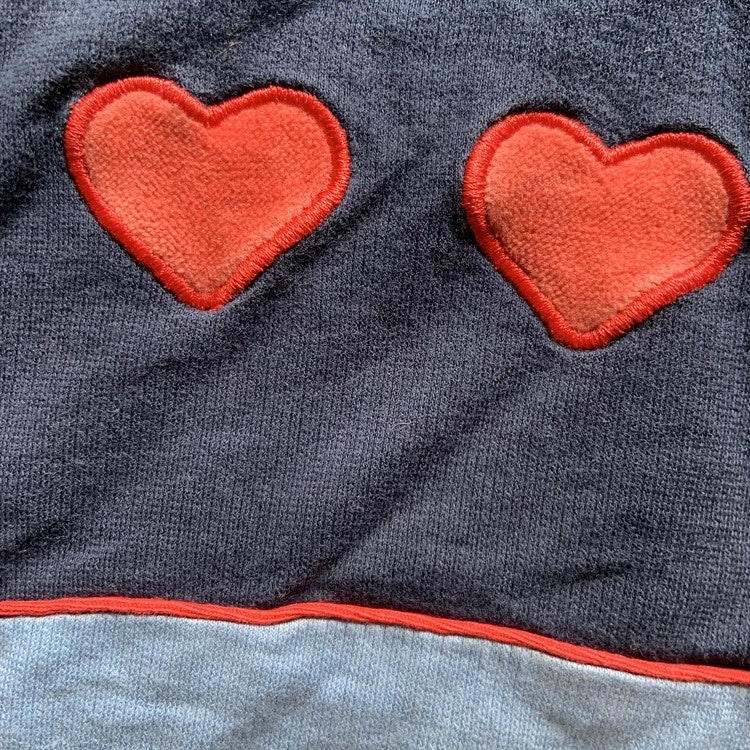 Mörkblå och blå tröja med röda hjärtan från Lingon & Blåbär stl 100 - Rosa  Marianne - förälskade barnkläder