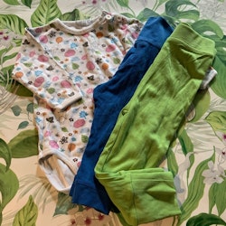 3 delat paket med en vit body med färgglatt Tummen mönster och två par byxor i grönt resp blått stl 74/80
