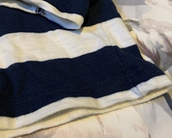 Mörkblå- och vitrandig tröja med farfarsknäppning från Kappahl stl 98/104