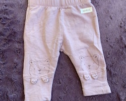 Lila leggings med björntryck och 3d lappar på knäna från Newbie stl 56