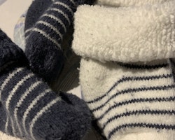Två par randiga strumpor i mörkblått och vitt från Newbie stl 0-1 mån