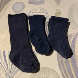 Tre par strumpor i mörkblått från Newbie stl 2-6 mån