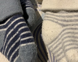 Två par tjocka randiga strumpor i vitt, mörkblått, grått och gråblått stl 0-1 mån