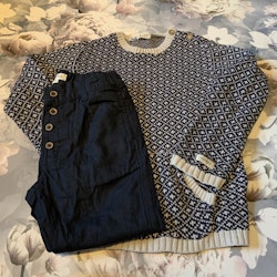 Gråvit och mörkblå mönsterstickad tröja och ett par mörkblå finbyxor från Newbie stl 110/116 & 110