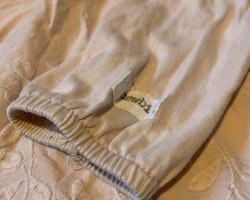 Ljust rosaaprikos blus/tunika/klänning med vackert ton i ton blomsterbroderi från Newbie stl 98/104