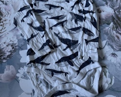 3 delat body paket i vitt, mörkgrått och blått med marint tema med en massa valar från Newbie stl 86
