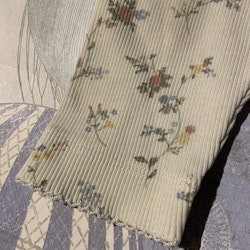 Off-white ribbade leggings med blommönster i grönt, rosa, blått och gult från Newbie stl 68