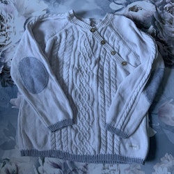 Off-white finstickad tröja med ljusgrå detaljer från Newbie stl 104