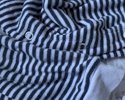 Vit- och mörkblårandig pyjamas från Newbie stl 92