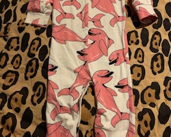 Gräddvit onepiece/jumpsuit med rosa delfiner från Mini Rodini stl 56/62