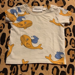 Offwhite t-shirt med orangea valar från Mini Rodini stl 56/62