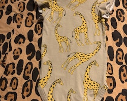 Gråbrun volangärmad body med giraffer från Mini Rodini stl 68/74