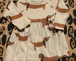 Beige klänning med bruna taxar från Mini Rodini stl 68/74