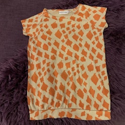 Beige kortärmad topp/tunika/klänning med orangea giraffläckar från Mini Rodini stl 104/110