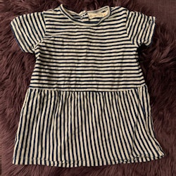 Vit- och mörkblårandig kortärmad klänning från Minimarket stl 74/80