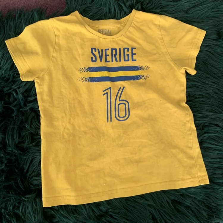 En gul och blå Sverige t-shirt och en blå , gul och vit t-shirt med Musse  Pigg från Stadium & Disney stl 86/92 - Rosa Marianne - förälskade barnkläder