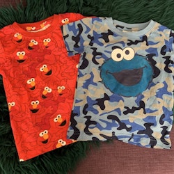 Två t-shirts med Mupparna/Sesame Street i rött och blått från NeXT stl 86