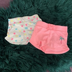 Två par shorts i grått med färgglada prickar och rosa med en palm från Primark stl 74