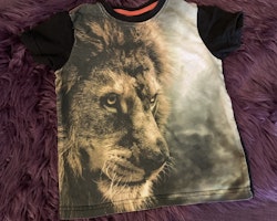 Lejonprydd t-shirt med svart baksida från Adventure stl 98/104