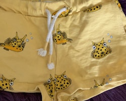 Gula shorts med koffertfiskar från Minimarket stl 86/92