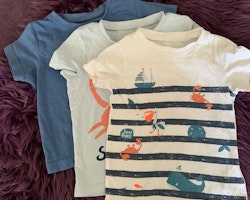 3 delat t-shirtpaket med marint tema i vitt, blått och orange från Primark och Baby club stl 92