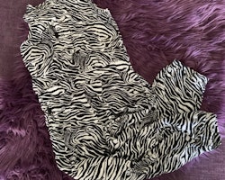 Svartvit jumpsuit med zebraränder och gömda zebror från AnimalPlanet stl 116