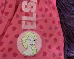 Rosa kjol med glittriga hjärtan och tryck ur filmen Frost/Frozen från Disney stl 116