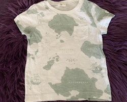 Vit t-shirt med grönt kartmönster och en liten bröstficka från Newbie stl 92
