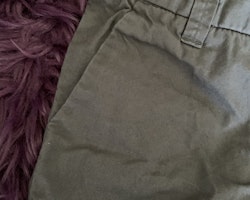 Mörkgrå shorts i chinosmodell från HM stl 92