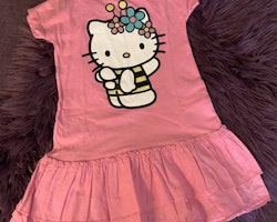 Rosa kortärmad klänning med Hello Kitty från HM stl 110/116