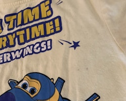 Ljusgul t-shirt med motiv från Planes / Super Wings från Kappahl stl 98/104
