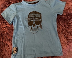 Blå t-shirt med svart dödskalle från Cool Kids stl 98/104