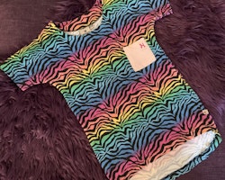 Regnbågsfärgad t-shirt / topp med svarta ränder från Nova Star stl 104-110
