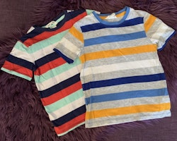 Två färgglada randiga t-shirts från HM stl 98/104