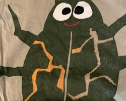Grön t-shirt med insektstryck frånÅhléns stl 98/104