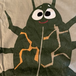Grön t-shirt med insektstryck frånÅhléns stl 98/104