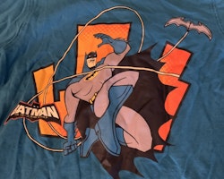 En flerfärgad randig t-shirt och en blå med Batmantryck stl 98/104