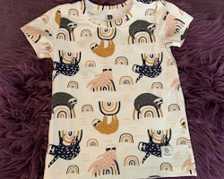 Vit t-shirt med mönster av sengångare och regnbågar i svart, senapsgult, rosa och grått från Malutt stl 98