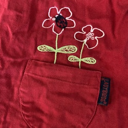 Röd ärmlös klänning med fickor och broderier med blommor och nyckelpiga från Lindex stl 98