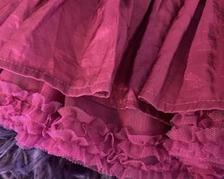 Mörkrosa festklänning med vid kjol med extra tyll och rosett från Lindex stl 104