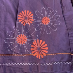 Lila tunika/klänning med blomtryck och broderier i lila och orange från Name it stl 104