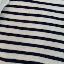 3 delat litet paket i vitt, blått och mörkgrått med en t-shirt, en kortärmad body och ett par shorts från Lindex stl 68