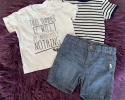 3 delat litet paket i vitt, blått och mörkgrått med en t-shirt, en kortärmad body och ett par shorts från Lindex stl 68