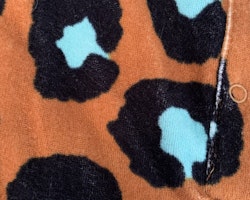 Brun kortärmad och kortbent romper i frotté med leopardmönster i svart och turkost från Lindex stl 74